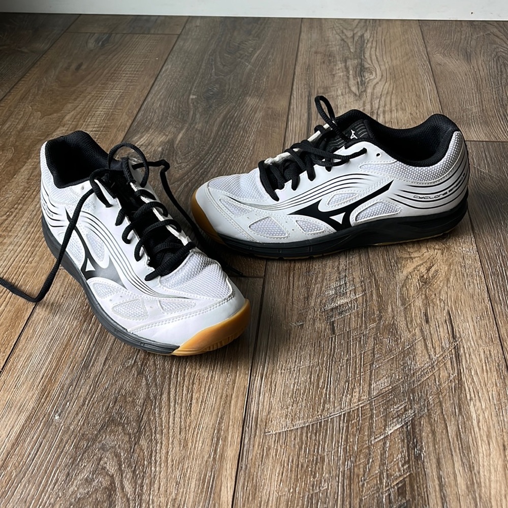Like new Mizuno volleyball shoes
